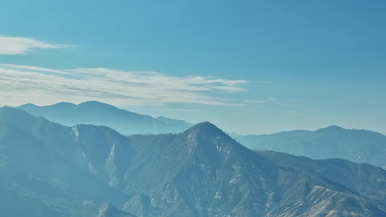 アメリカの風景を空撮した山と空
