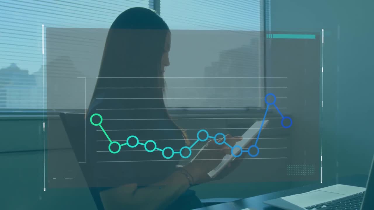 animación de una mujer de negocios que usa una tableta digital en una oficina con procesamiento de datos financieros