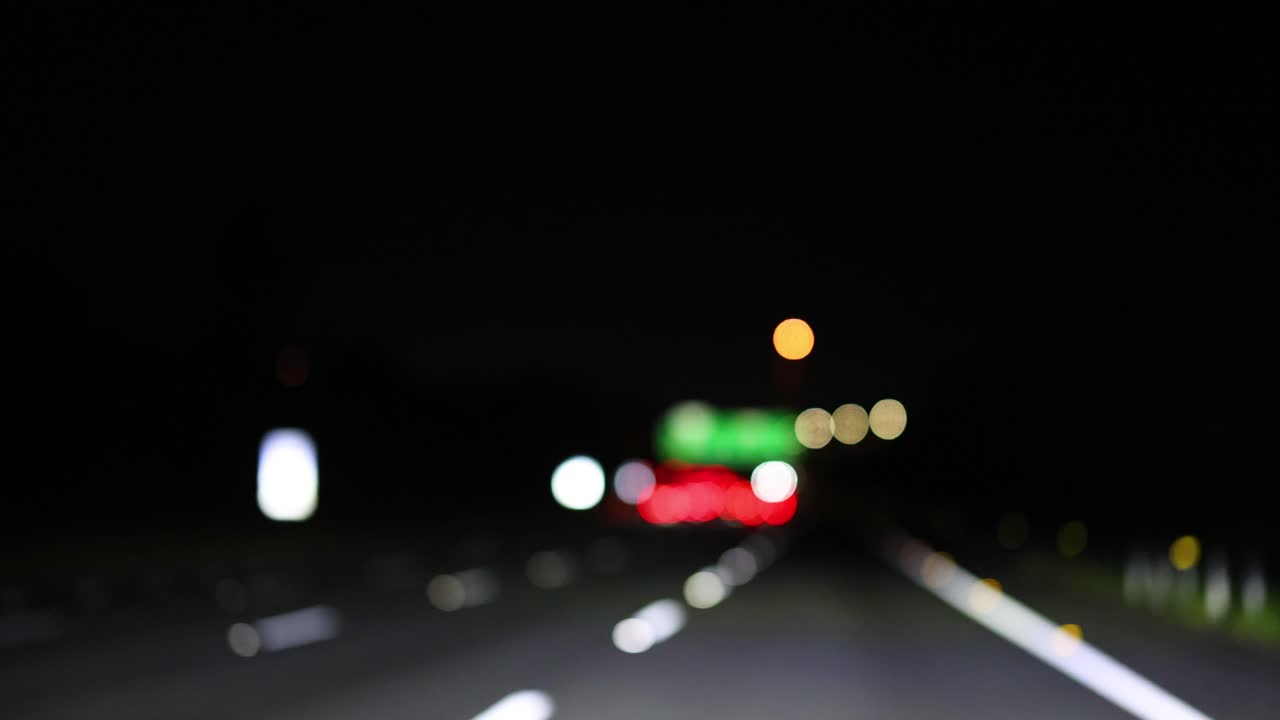 밤에 어고  비어있는 도로에서 흐릿한 불빛