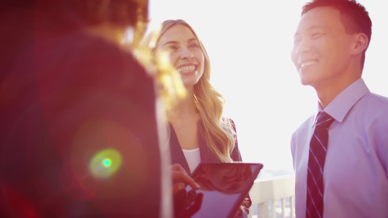 지붕에 터치 스크린을 사용하는 다민족 비즈니스 팀