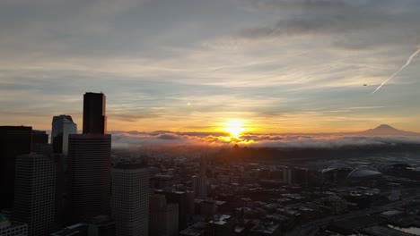estableciendo una toma del paisaje urbano de seattle al amanecer con un amanecer naranja y nubes