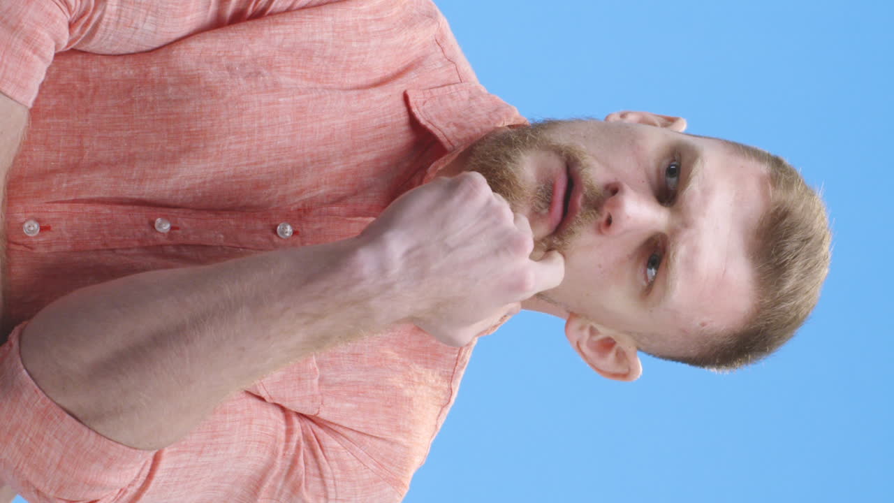 깊은 생각에 빠진 남자