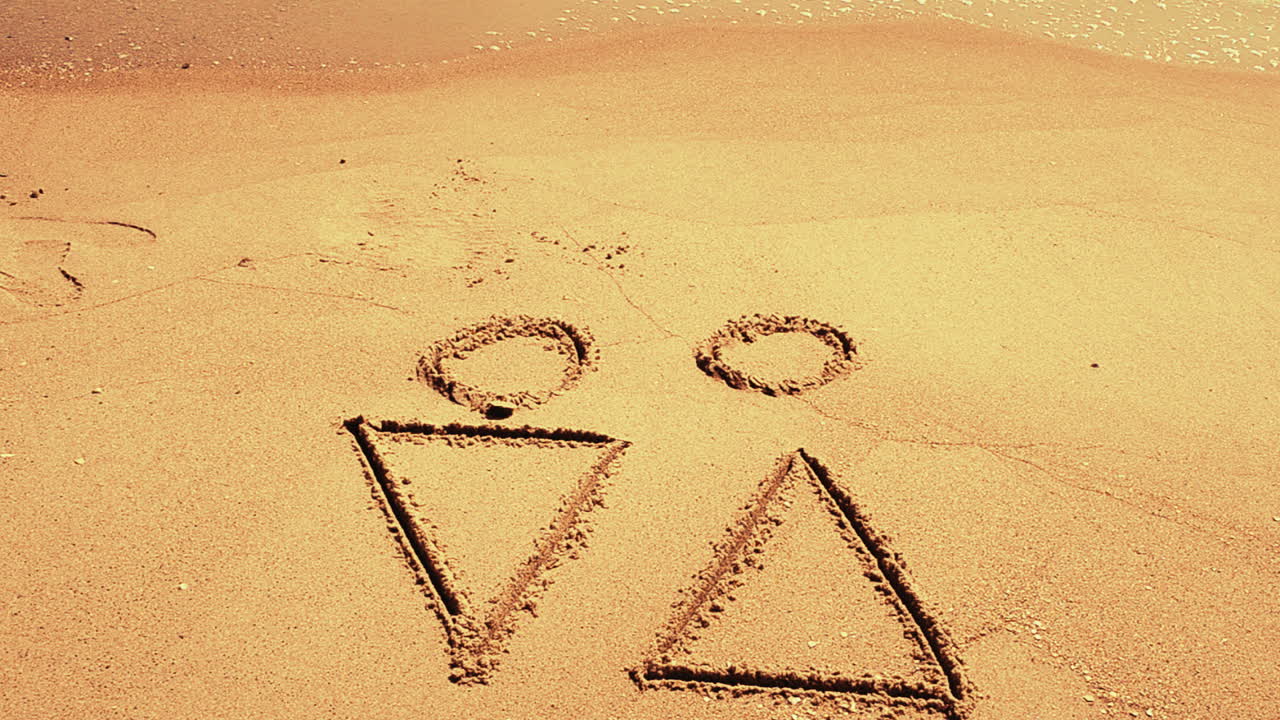 Gente en la playa, el dibujo en la arena. Grabación en la playa