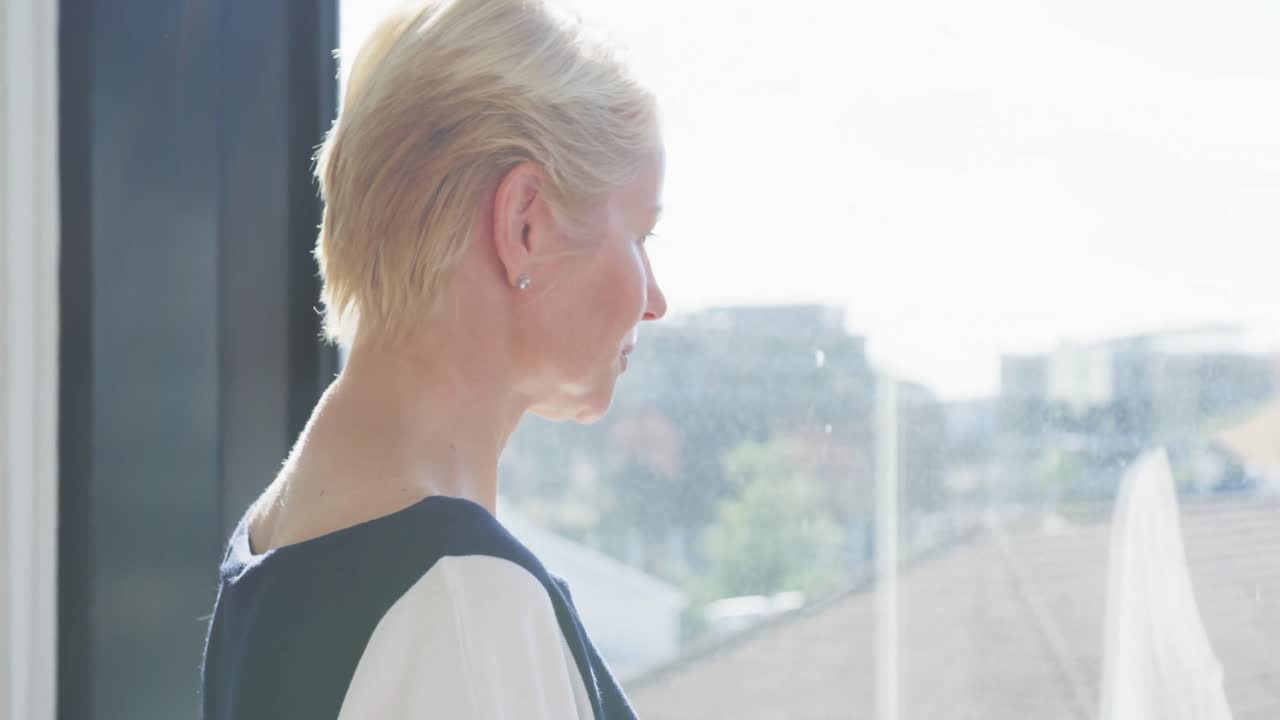 창문을 통해 바라보는 사려 깊은 사업가