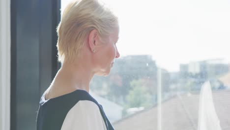 mujer de negocios pensativa mirando por la ventana