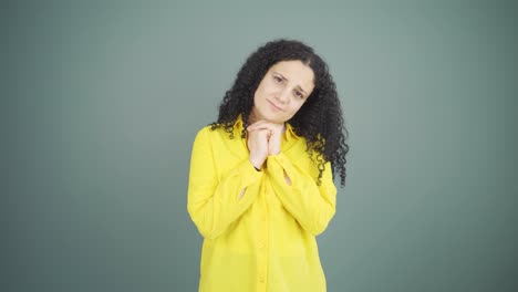 Mujer-Joven-Disculpándose-Mirando-A-La-Cámara.