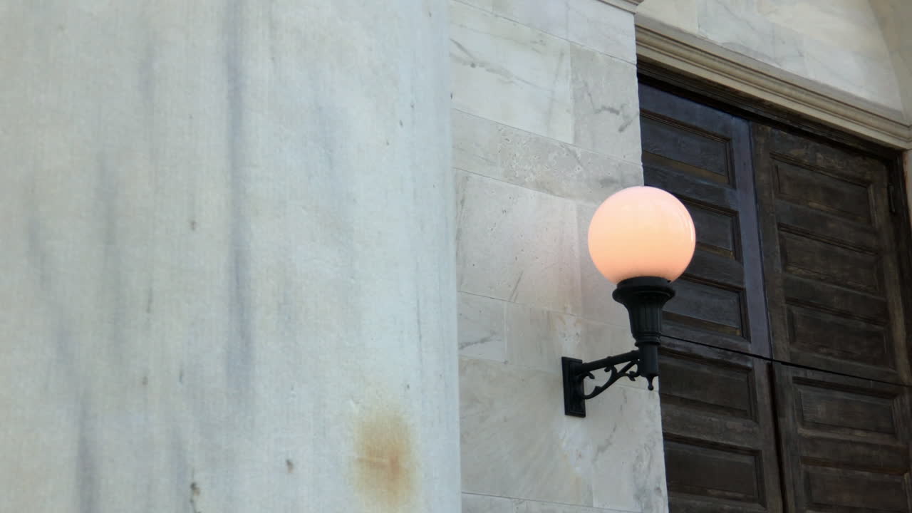 대형 원형 전구 전등 설비가 있는 오래된 법원 나무 문