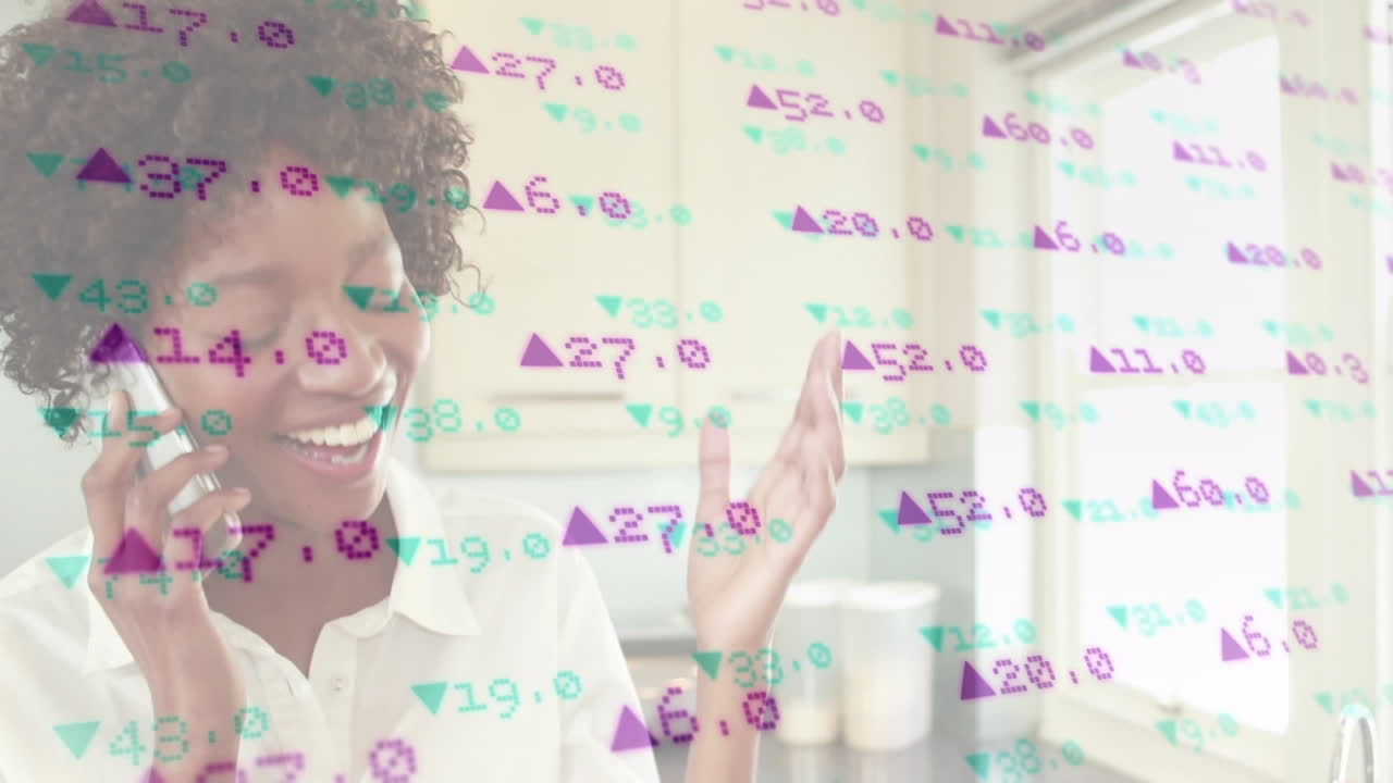 animación del procesamiento de datos financieros sobre una mujer de negocios afroamericana en la oficina