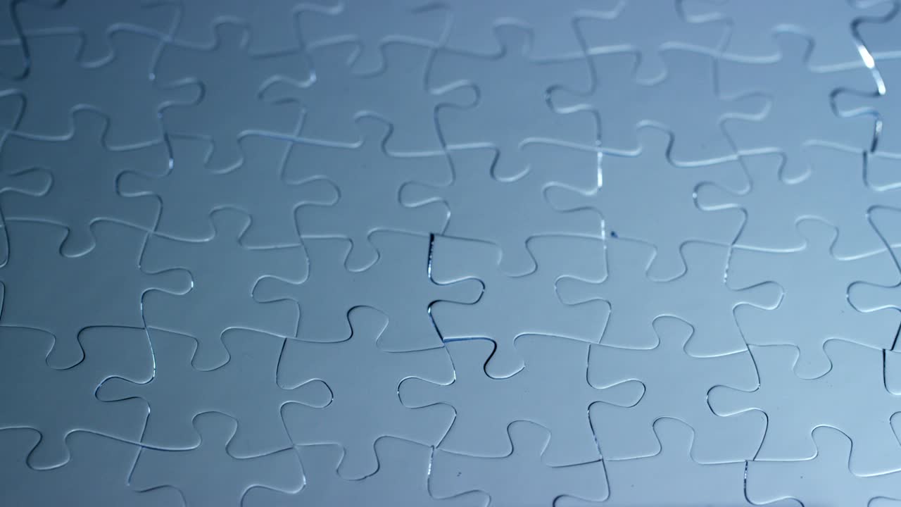 un creativo completa el rompecabezas de luz negra o blanca poniendo la última pieza faltante. concepto: cooperación, trabajo en equipo, creatividad y solución de acceso.