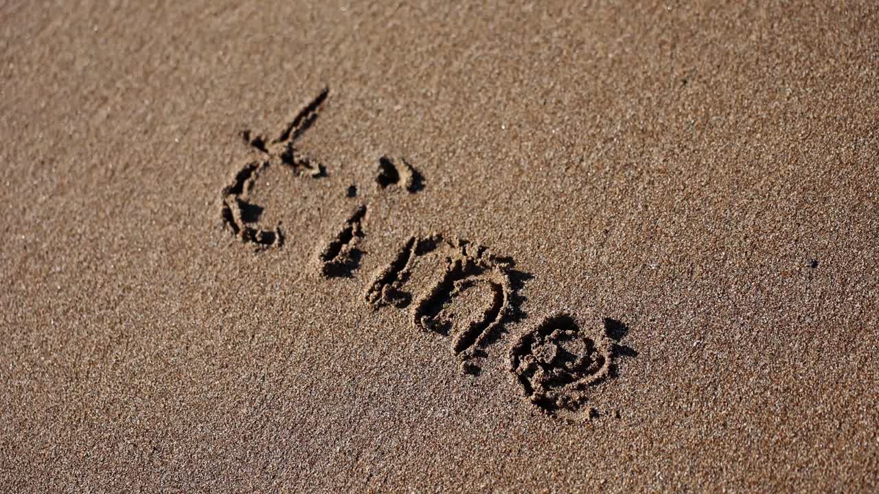 해변의 모래와 물