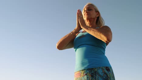 mujer discapacitada haciendo yoga en la playa 4k