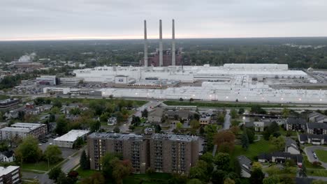 Lansing,-Michigan-General-Motors-Grand-River-Montage--Und-Stanzwerk-Mit-Drohnenvideo,-Weitwinkelaufnahme,-Die-Einen-Weiten-Kreis-Bewegt