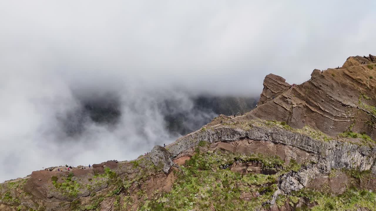 drone disparado en las escaleras al cielo en la isla de madeira cerca de pico arieiro