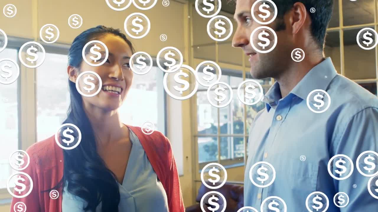 animación de la caída del signo del dólar sobre una pareja diversa