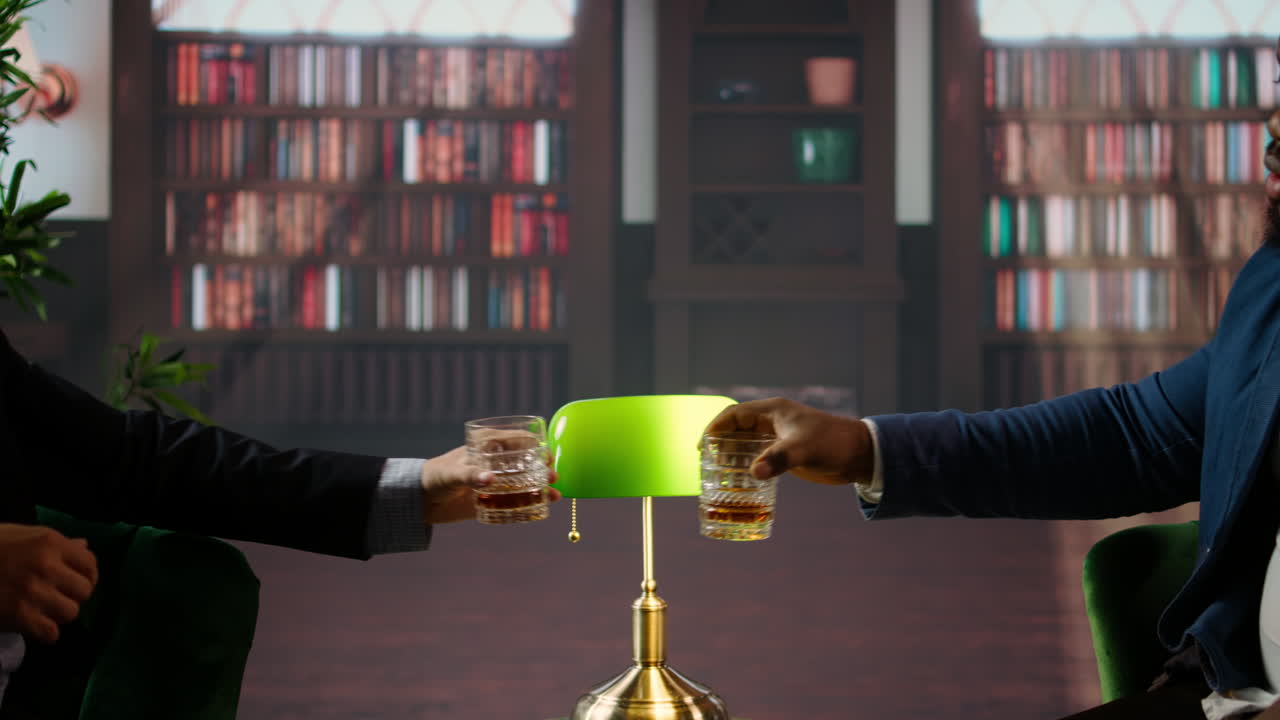 viejos caballeros de dinero sonando copas de bourbon y brindando por su celebración