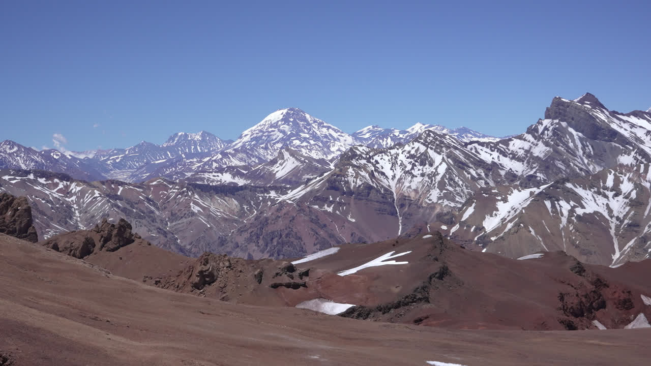vista panorámica de las montañas en la formación de los andes, mendoza, argentina