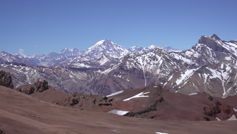 vista panorámica de las montañas en la formación de los andes, mendoza, argentina