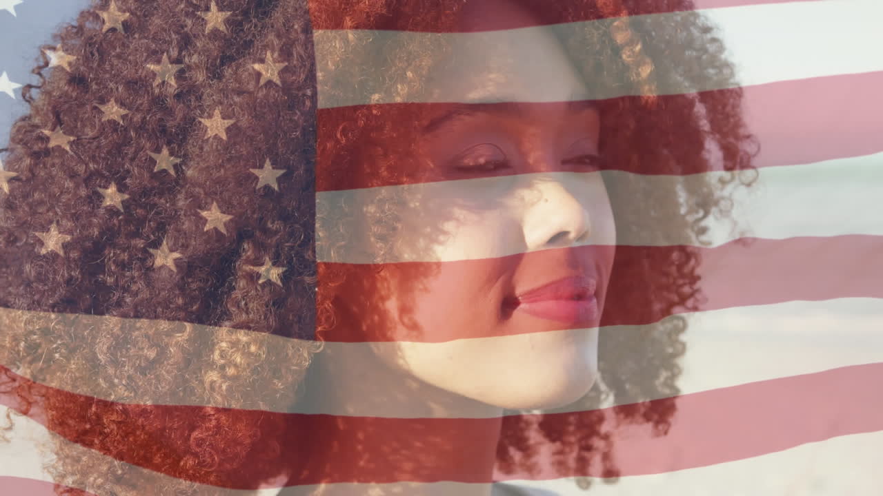 animación de la bandera de los estados unidos sobre una mujer afroamericana sonriente en la playa.