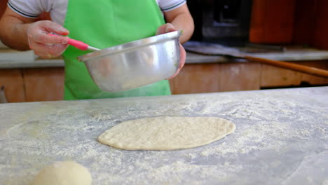 el chef está preparando masa de pita.