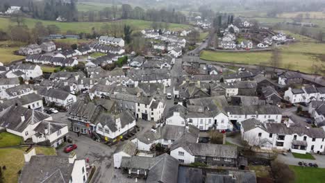 Imágenes-Cinematográficas-De-Drones-Aéreos-De-La-Aldea-De-Hawkshead-Y-La-Iglesia-De-San-Miguel-Y-Todos-Los-ángeles