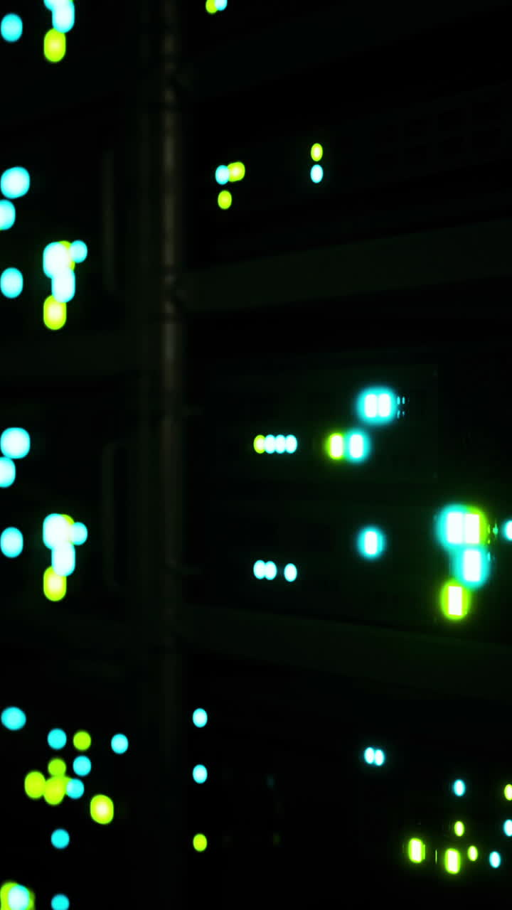Nærbillede af serverracks med grønne og blå lys