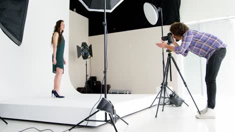 modelo posando para una sesión de fotos de moda