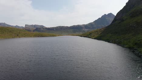 Luftaufnahme-Der-Abgelegenen-Landschaft-Der-Lofoten-Mit-Seen-Und-Meer-In-Norwegen