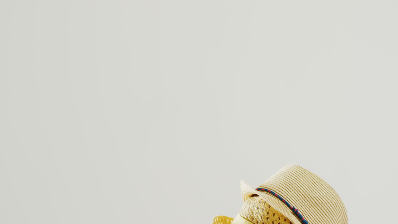 video de un primer plano de sombreros sobre un fondo blanco