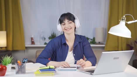 Happy-Female-student-listening-to-music.