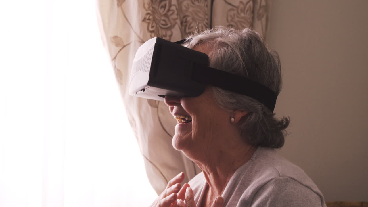 mujer anciana con auriculares de realidad virtual