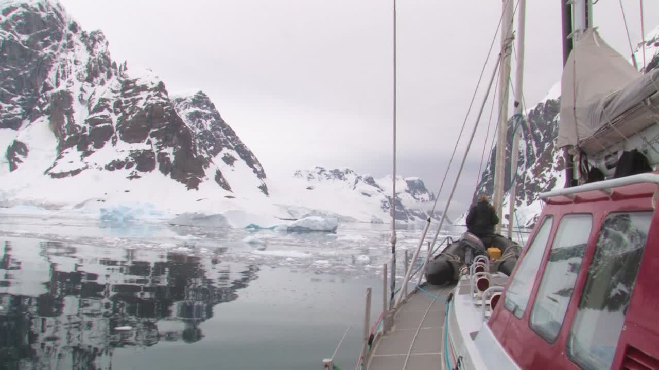 navegando por la antartica con un rompehielos