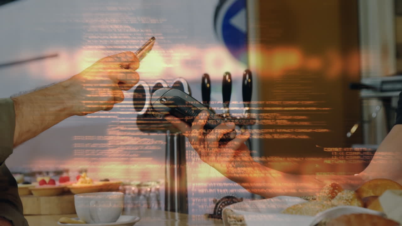 procesamiento de datos contra la sección media de un hombre haciendo un pago usando su teléfono inteligente