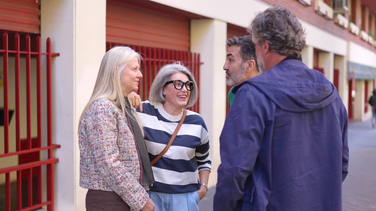 Allegro gruppo di amici che chiacchierano e ridono per strada