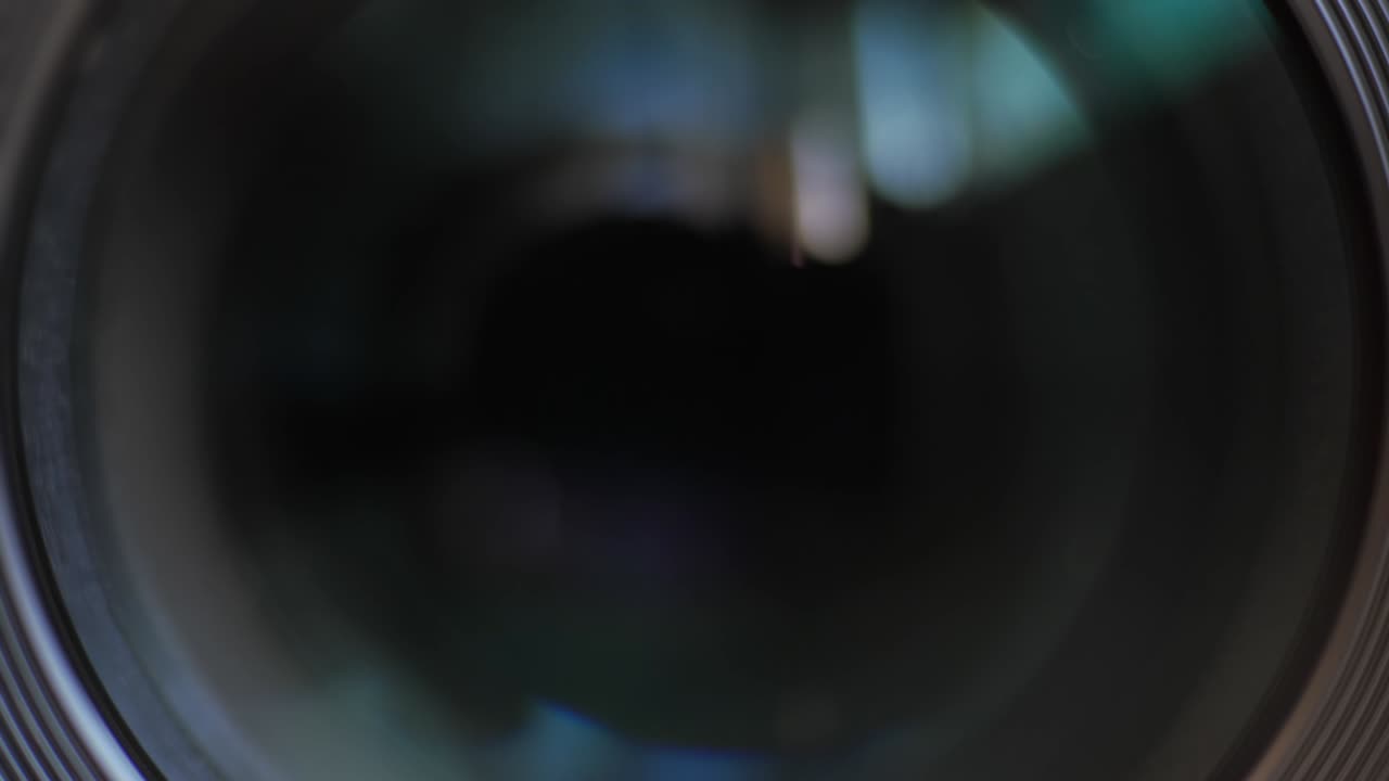 cerrando el ojo de la lente de la cámara.