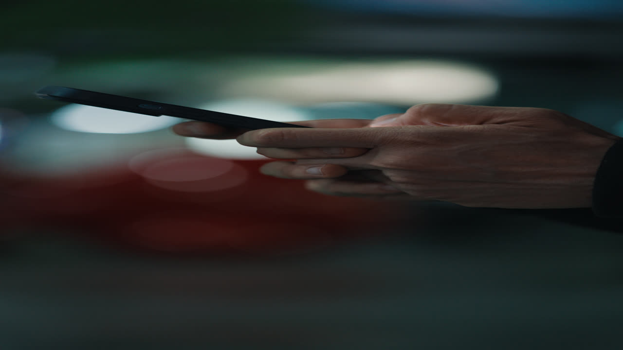 밤에 스마트폰을 사용하는 사람