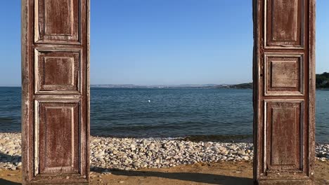 puerta de madera frente al mar en la playa para un lugar de tiro frente al mar