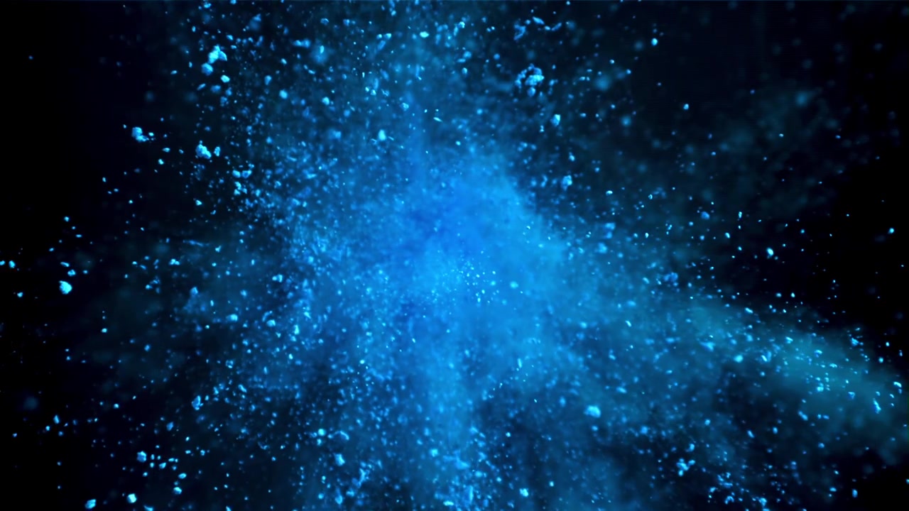 Poudre bleue éclatante explosant et se dispersant sur fond sombre.