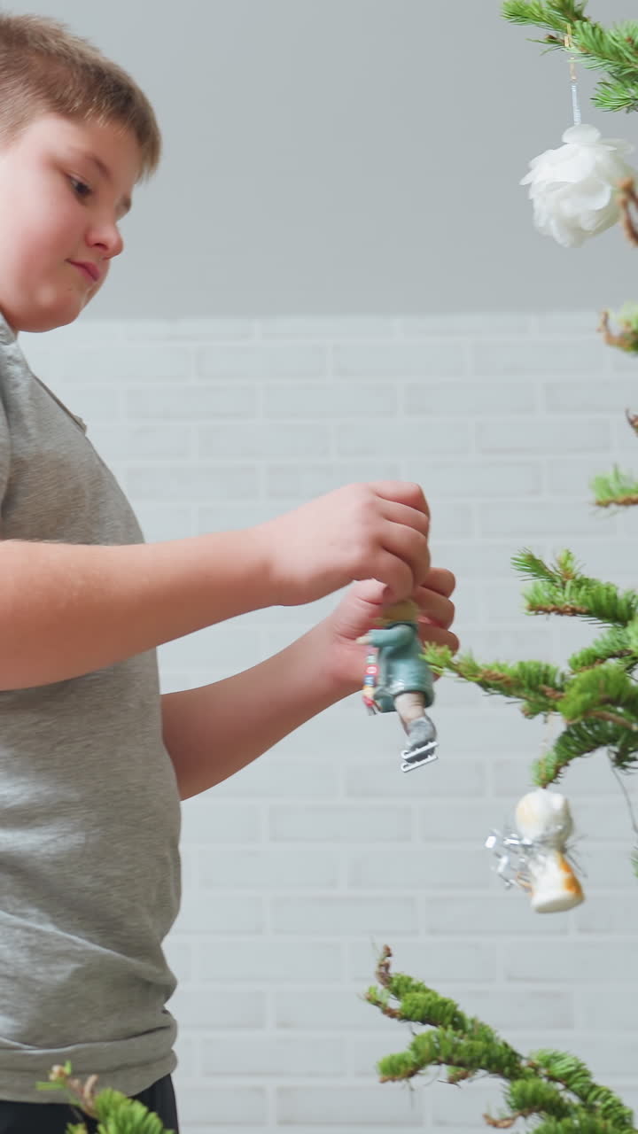 하얀 피부의 남자아이가 빈티지한 장식품 오너먼트를 걸고, 초록색 소나무 가지에 반짝이는 불빛이 걸려 있어요. 집중한 작은 손으로 소중한 기념품을 조심스럽게 놓고, 부드러운 계절의 의식이 느껴지는 아늑한 거실 배경에서 조용하고 즐거운 분위기가 느껴져요.