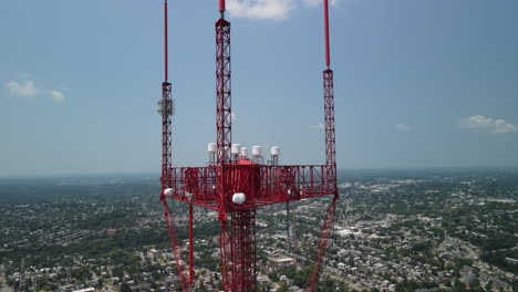 Hoher-Funkturm-Mit-Blick-Auf-Die-Stadt