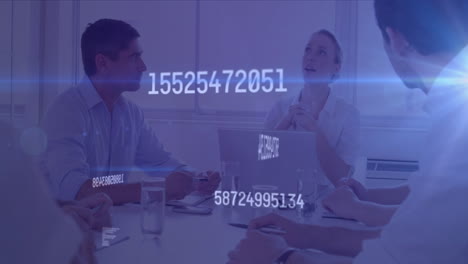 animación del procesamiento de datos sobre diversas personas de negocios que trabajan en la oficina