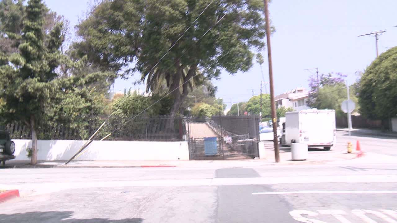 un automóvil viaja a lo largo de una calle en santa monica california como se ve a través de la ventana trasera 5