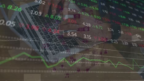animación del procesamiento de datos financieros sobre un hombre caucásico usando una computadora portátil