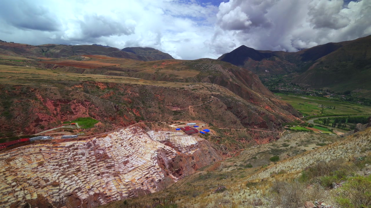 Minas de Sal de Maras en el Valle Sagrado, terrazas, Perú, región de Cusco, Salineras de Maras, estación lluviosa, soleado, nublado, paisaje de los Andes peruanos, Monte Patacancha, Moray, Chicón, Ancopacha, Ollantaytambo, panorámica a la derecha