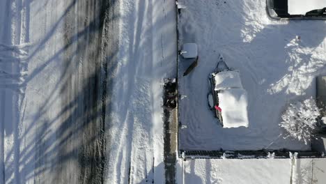 vista superior aérea del hombre usando soplador de nieve