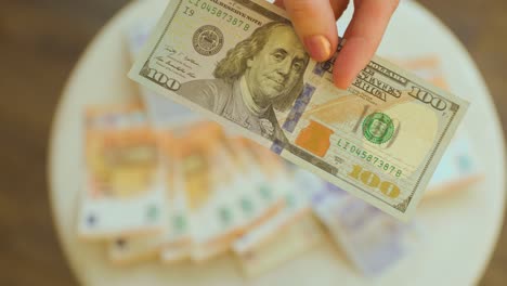 manos que muestran billetes de dólares. concepto de finanzas y negocios