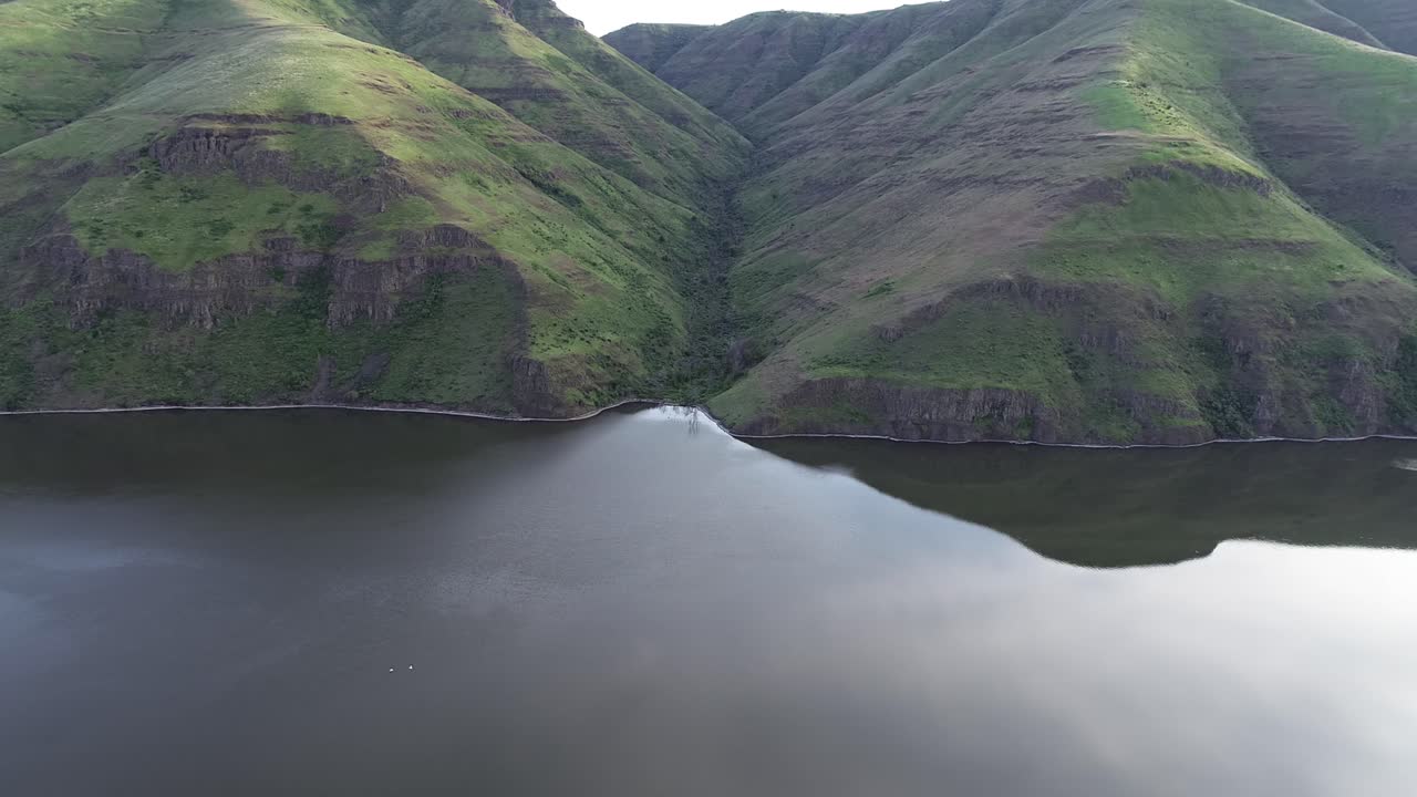 스네이크 리버에서 임의의 협곡을 통해 비행