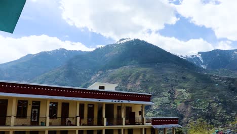 Monasterio-Budista-Situado-En-La-Montaña-Con-Un-Cielo-Azul-Brillante-Por-La-Mañana-Desde-Un-ángulo-Plano