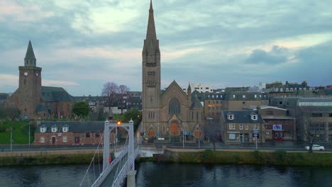 subiendo por encima del puente colgante sobre el río ness hacia la vieja iglesia alta