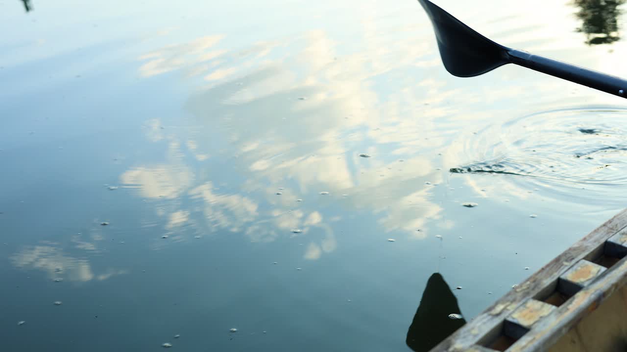 secuencia de una paleta de kayak moviéndose a través del agua