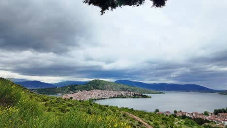 Kastoria,-Griechenland-Und-Orestiada-See-Panoramablick-Auf-Stadt,-Natur